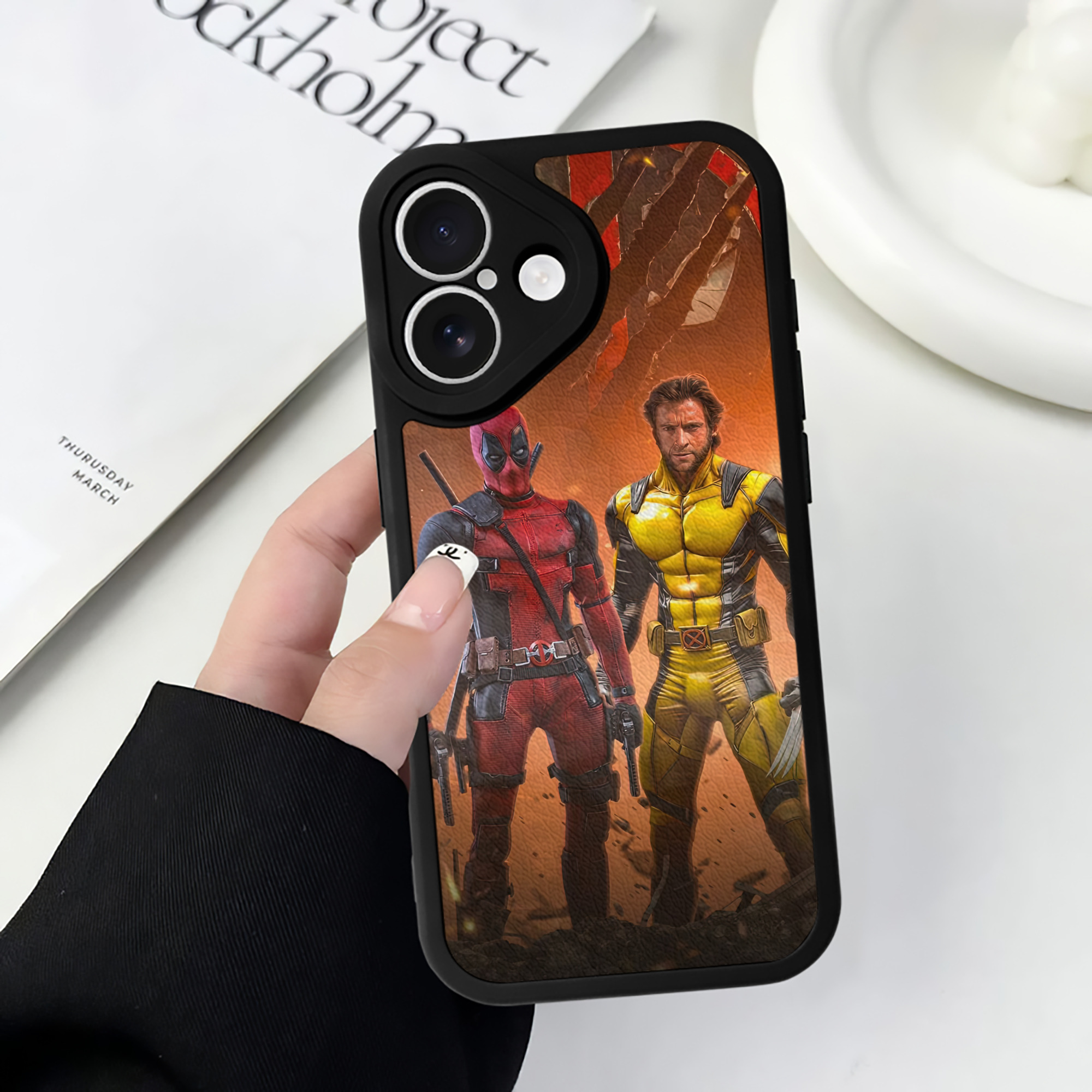 （画像用） Deadpool デッドプール 【iPhone 16シリーズ対応】シリコンスマホケース（レザー調） 材質：シリコン